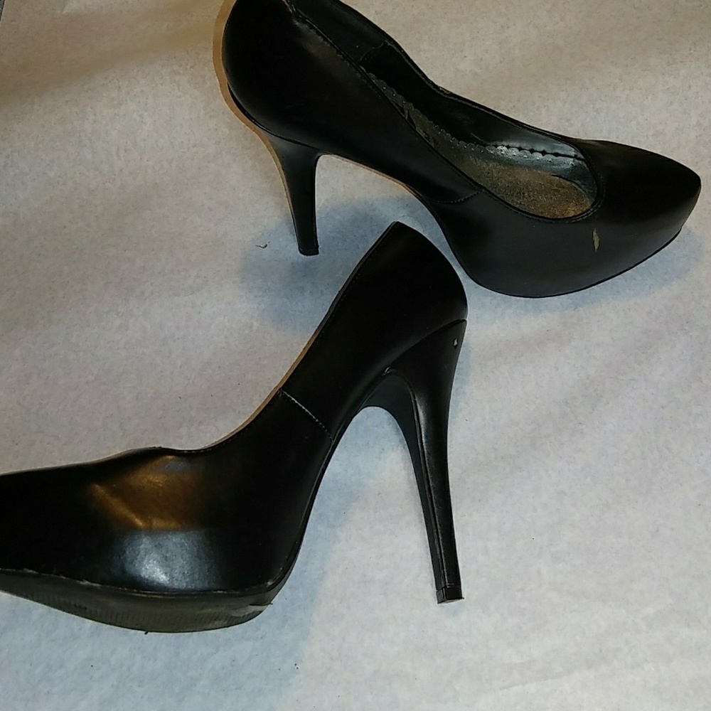 Black heeled pump
